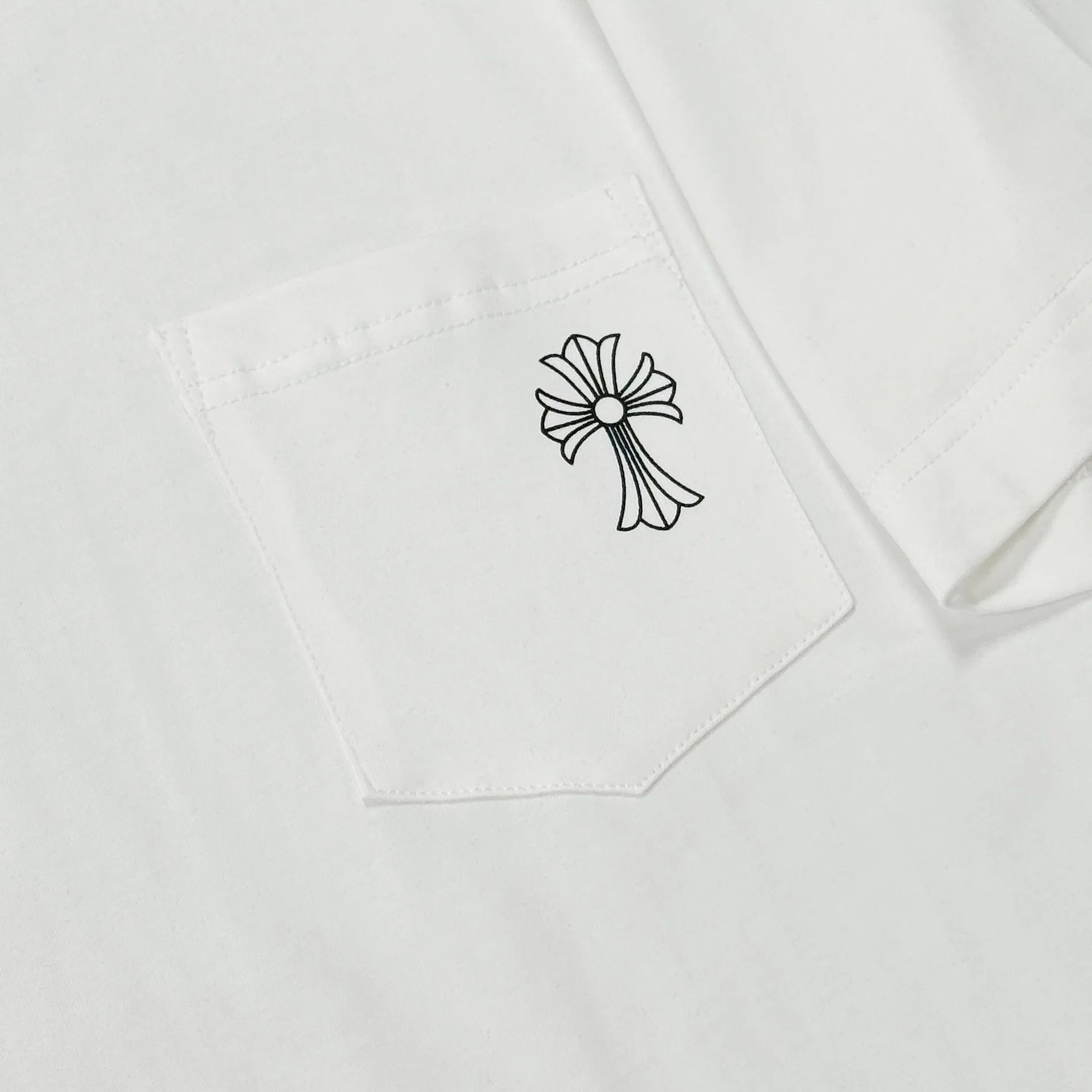 P170 Chrome Hearts 25 high-end versions. The fabric is made of 300 grams of high-density pure cotton. It does not deform or shrink. It has three labels. It is the same style for men and women. Technology: suede foaming + digital printing. Color: white, black. SIZE: S-XL.